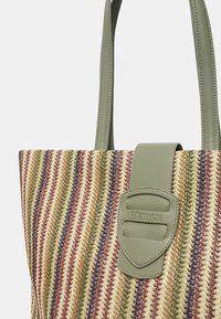 Borsa a tracolla a righe realizzata in fibra naturale intrecciata, nei colori crema, verde e viola. Presenta manici in pelle verde e una toppa con logo.