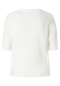 Pull blanc à manches courtes avec une texture douce et duveteuse. Encolure arrondie et coupe décontractée, coutures et détails minimaux.