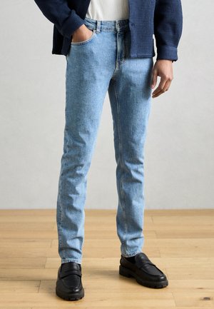 ARIC TROUSERS MID WAIST - Džínsy tapered fit - medium blue multi