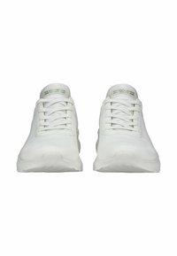 Baskets blanches de sport avec une tige en mesh, bout rond, lacets plats et semelle texturée. Comprend un logo sur la languette et un design léger.