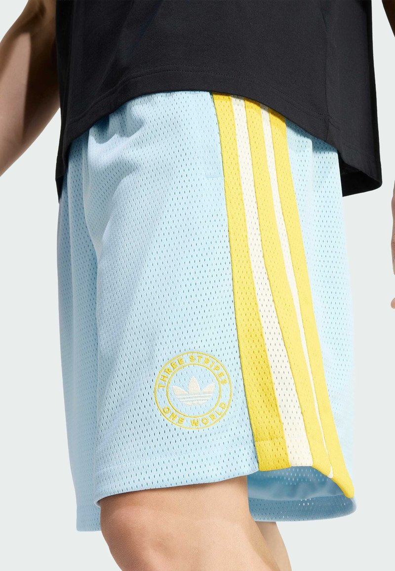 Shorts en mesh bleu clair avec des rayures latérales blanches et jaunes, un patch logo rond brodé près de l'ourlet, et une coupe ample.