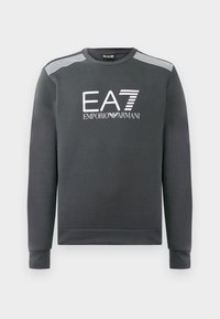 Tmavohnedá mikina so sivým EA7 logom, vodorovné pruhy na pleciach, okrúhly výstrih a rebrované manžety a lem.