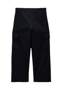 Pantalons cargo larges noirs avec passants de ceinture, une poche arrière à patte et deux grandes poches à rabat sur les côtés.