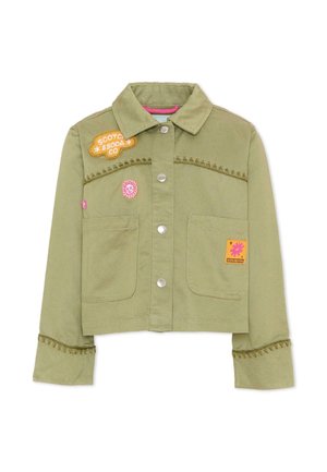 Krótką kurtka w oliwkowym kolorze z przednimi kieszeniami, zatrzaskami, frędzlami oraz różowo-pomarańczowymi naszywkami, w tym logo "Scotch & Soda Co".