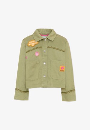 Giacca corta verde oliva con tasche frontali, bottoni a pressione, rifiniture con frange e toppe rosa e arancione, incluso il logo "Scotch & Soda Co".