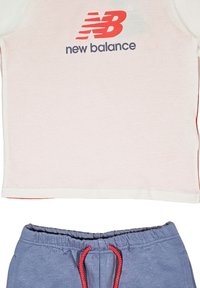 T-shirt rosa chiaro a maniche corte con dettagli rossi e logo "New Balance", abbinato a pantaloni corti blu con vita elasticizzata e lacci rossi.