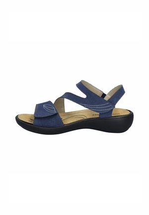 Sandalo blu navy in suede con cinghie incrociate, anello per le dita e una morbida soletta. Suola in gomma per supporto, con dettagli di cucitura bianca.