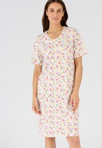 Camisa de noche de manga corta con un patrón floral en rosa, amarillo y azul sobre un fondo claro, con escote en V y diseño hasta la rodilla.