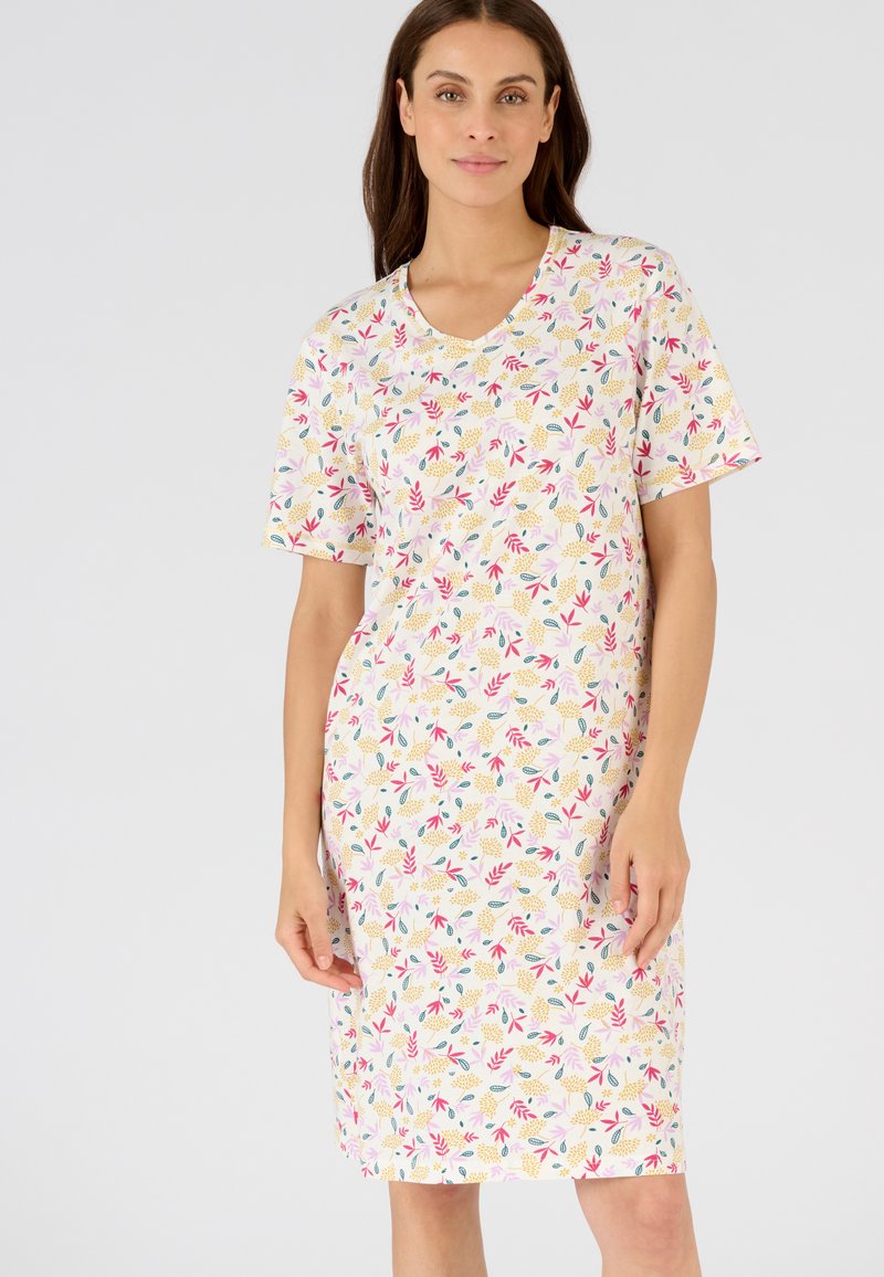 Camisa de noche de manga corta con un patrón floral en rosa, amarillo y azul sobre un fondo claro, con escote en V y diseño hasta la rodilla.