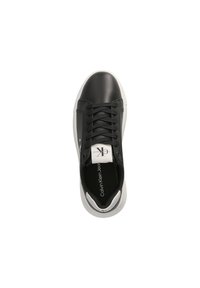 Sneaker nera in pelle con finitura liscia, suola in gomma bianca, lacci neri e un'etichetta con logo sulla linguetta. Design minimalista e profilo basso.