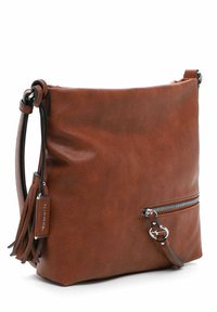 Sac en cuir brun à bandoulière avec une texture douce, poche avant zippée, accents de pompons et une bandoulière réglable.