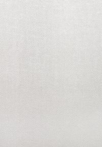 Tissu blanc texturé avec un motif en diamant, fabriqué à partir d'un matériau synthétique lisse, exhibant un léger éclat et une variation minimale de couleur.