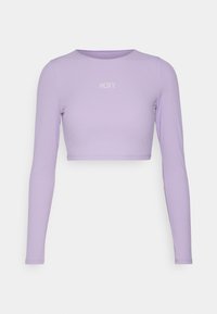 Fialový krátky crop top s dlhými rukávmi vyrobený z elastického materiálu, s jednoduchým okrúhlym výstrihom a bielym logom "ROXY" na hrudi.