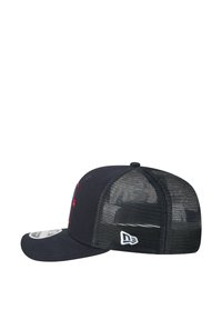 Schwarze Snapback-Cap mit einem Netzrücken, ausgestattet mit roten Stickdetails und einer strukturierten Form. Enthält einen gewölbten Schirm und ein Logo-Detail.