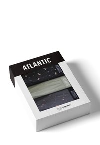 Zestaw męskiej bielizny zapakowany w czarno-białe opakowanie, zawierający granatowy fason w kolorowe wzory oraz gładki jasnoniebieski fason.