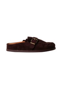Mocassin slip-on en daim marron foncé avec large bride à boucle et bout cousu style mocassin, semelle plate et talon ouvert.