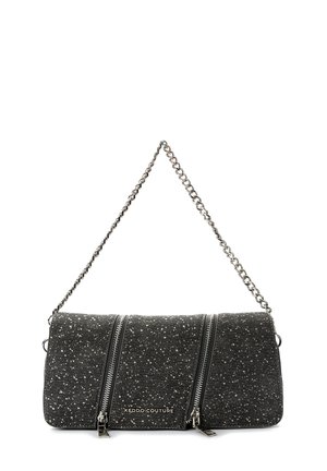 Zwarte gestipte stoffen clutch met dubbele ritsen en een kettingband. Heeft een logo-detail. Gladde textuur met metallic accenten.