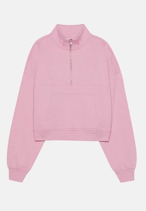 Felpa corta rosa con colletto alto, zip frontale a metà, polsini a coste e una tasca frontale. Materiale morbido con una texture liscia.