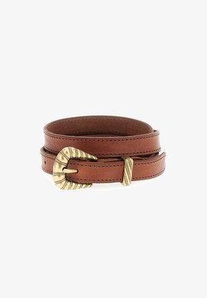 Cintura in pelle marrone con una fibbia in ottone texturizzata e un design a scallop. La cintura è doppiamente avvolta per un tocco di stile in più.