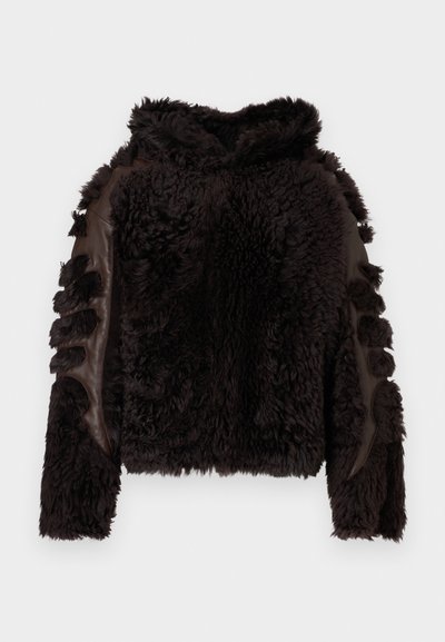 Smeđa umjetna krzna jakna s teksturiranom, pahuljastom završnom obradom. Kožni naglasci na rukavima imaju izrezane uzorke. Kapuljača s labavim krojem.