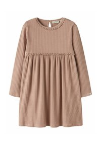 Robe pour tout-petit à manches longues de couleur beige, avec texture côtelée, taille froncée et délicate bordure en crochet autour du cou et de la taille.