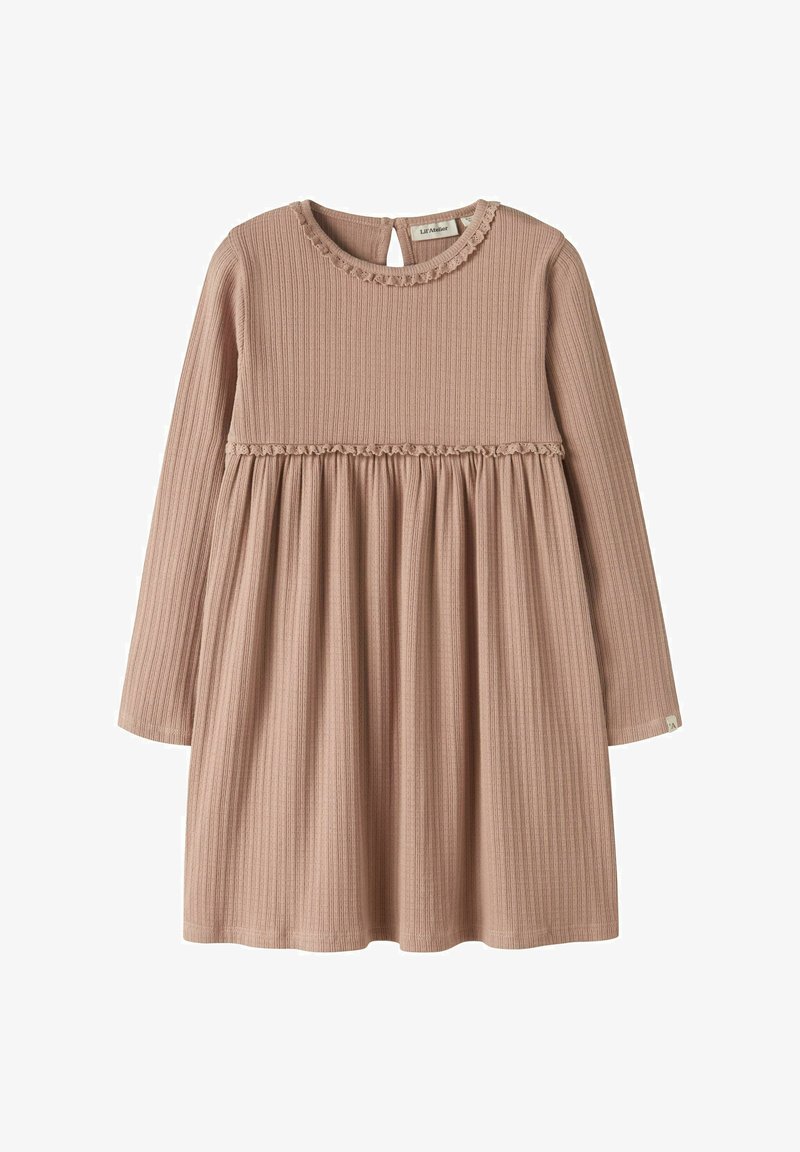 Robe pour tout-petit à manches longues de couleur beige, avec texture côtelée, taille froncée et délicate bordure en crochet autour du cou et de la taille.