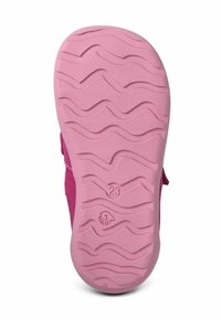 Roze rubberen schoenzool met golfpatroon loopvlak, maatnummer 23 duidelijk geperst, en een gestructureerd oppervlak voor grip en stabiliteit.