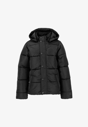 Schwarze Daunenjacke mit Kapuze, Druckknöpfen und grauen Akzenten. Braune Cord-Hose und braune Winterstiefel mit Fellfutter und Riemen.