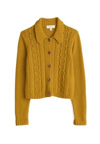 Senapsgul stickad cardigan med kabelmönster, långa ärmar, ribbad krage och mudd, samt bruna knappar framtill.