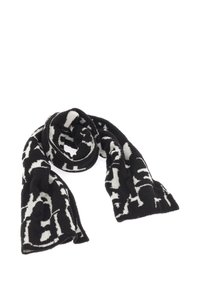 Pañuelo en blanco y negro con estampado de patrones, confeccionado con material suave, que presenta diseños abstractos. Tiene una forma larga y rectangular y una textura afelpada.