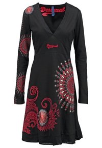Robe noire à manches longues avec des motifs floraux circulaires rouges et blancs sur la manche et la jupe, col en V profond et texte rouge "Desigual" sur la poitrine.