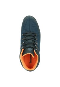 Scarpa da escursionismo in rete blu con interni arancioni, presenta lacci neri, accenti grigi e un logo sulla linguetta. Design sagomato e flessibile.