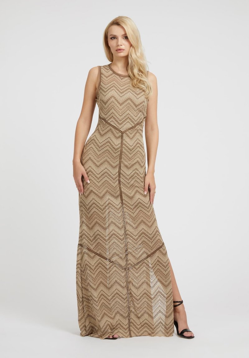 Maxivestido largo beige con un patrón en chevron, diseño sin mangas y abertura lateral. Cuenta con una tela texturada y una silueta ceñida.