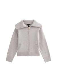 Jersey gris claro con cremallera y un gran cuello, puños acanalados y dos bolsillos delanteros. Hecho de un material de punto suave con un patrón texturizado.