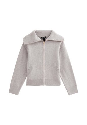 Jersey gris claro con cremallera y un gran cuello, puños acanalados y dos bolsillos delanteros. Hecho de un material de punto suave con un patrón texturizado.