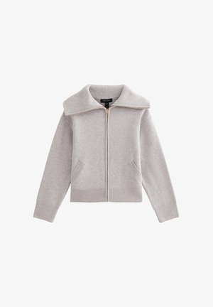 Lichtgrijze rits-trui met een grote kraag, geribbelde manchetten en twee voorzakken. Gemaakt van een zacht breimateriaal met een textuurpatroon.