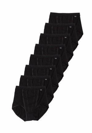 Sette paia di slip neri a vita alta disposti in fila diagonale su sfondo bianco.
