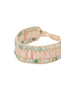 Vävt armband med rosa och gröna kulor, rektangulära accenter och en bas av guldfärgad fläta. Texturerat med en naturlig finish.