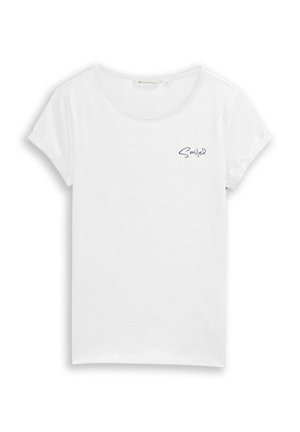 Biały T-shirt z krótkim rękawem, podwiniętymi mankietami i małym czarnym napisem „Smile” z sercem na górnej lewej stronie klatki piersiowej.