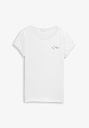 Biały T-shirt z krótkim rękawem, podwiniętymi mankietami i małym czarnym napisem „Smile” z sercem na górnej lewej stronie klatki piersiowej.