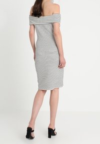VILA Pouzdrové šaty - off-white