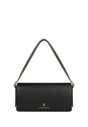 Borsa rettangolare nera con tracolla marrone decorata e logo dorato L'ATELIER DU SAC al centro davanti.