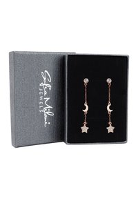 Roséguldörhängen med kedjedesign som har halvmånar och stjärncharms. Packade i en silvertexturerad låda med svart interiör.