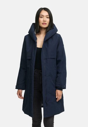 Marineblauwe parka met een grote capuchon, ritssluiting en twee voorkeurszakken. Gemaakt van waterafstotend materiaal met een subtiele textuurafwerking.