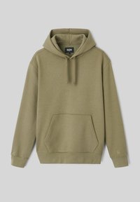 Sweatshirt à capuche vert olive avec une poche kangourou, des poignets côtelés et un ourlet. Fabriqué en tissu doux et texturé, avec un détail logo sur la manche.