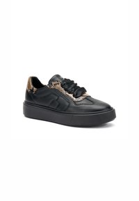 Zapatillas de cuero negro con un acento texturizado de estampado de serpiente en el talón, con punta redondeada y suela plana de goma. Cintas anchas y suaves.