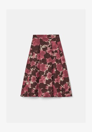 Une jupe évasée avec un motif floral dans des tons de rose et de marron, fabriquée en tissu léger avec des plis à la taille.