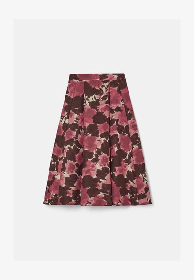 Ein ausgestellter Rock mit einem floralen Muster in Rosa- und Brauntönen, aus leichtem Stoff mit Falten an der Taille.