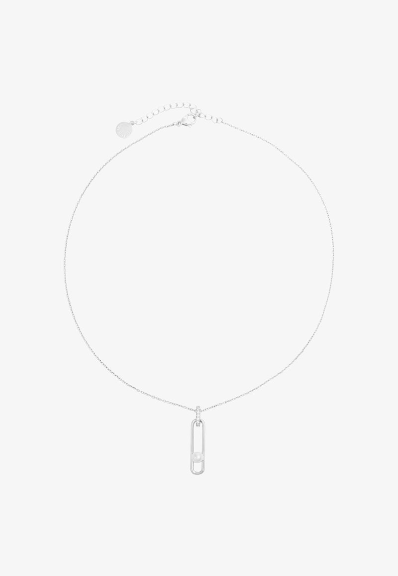 Stříbrný náhrdelník s tenkým řetízkem a přívěskem ve tvaru kancelářské sponky, který má uprostřed malou bílou korálku. Nastavitelná délka.