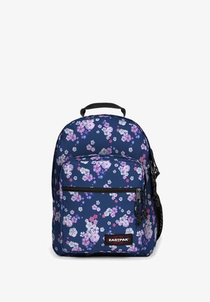Zaino Eastpak blu navy con motivo floreale rosa, viola e bianco, tasca frontale con zip e manico nero nella parte superiore.